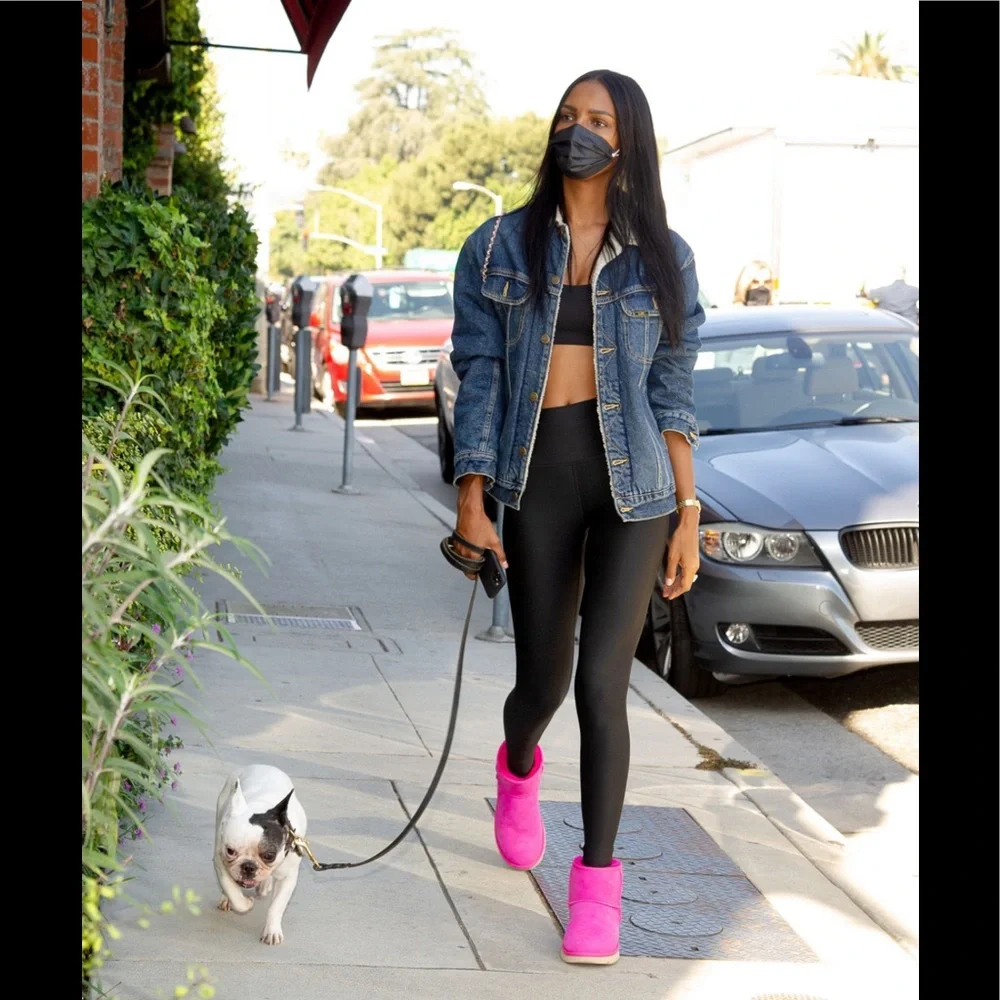 SOLD OuT💓WITH TAGS 💓 UGG®
Women's Classic Ultra Mini Shearling Booties PBSM … - Picture 4 of 13